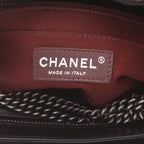 Chanel clutch bag in black distressed leather - DETAIL 2