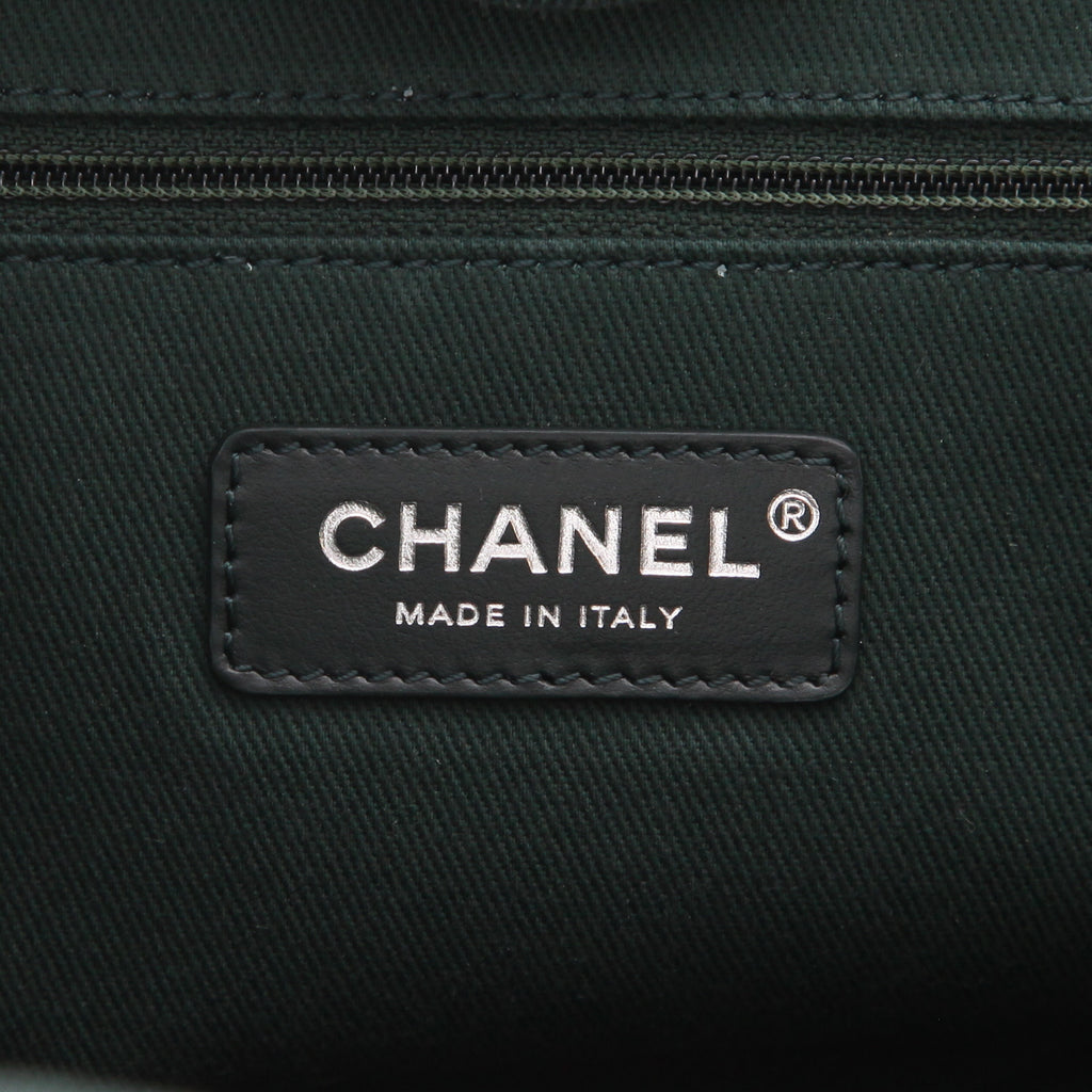 Chanel Deauville shopping bag in green canvas and green leather - DETAIL 2