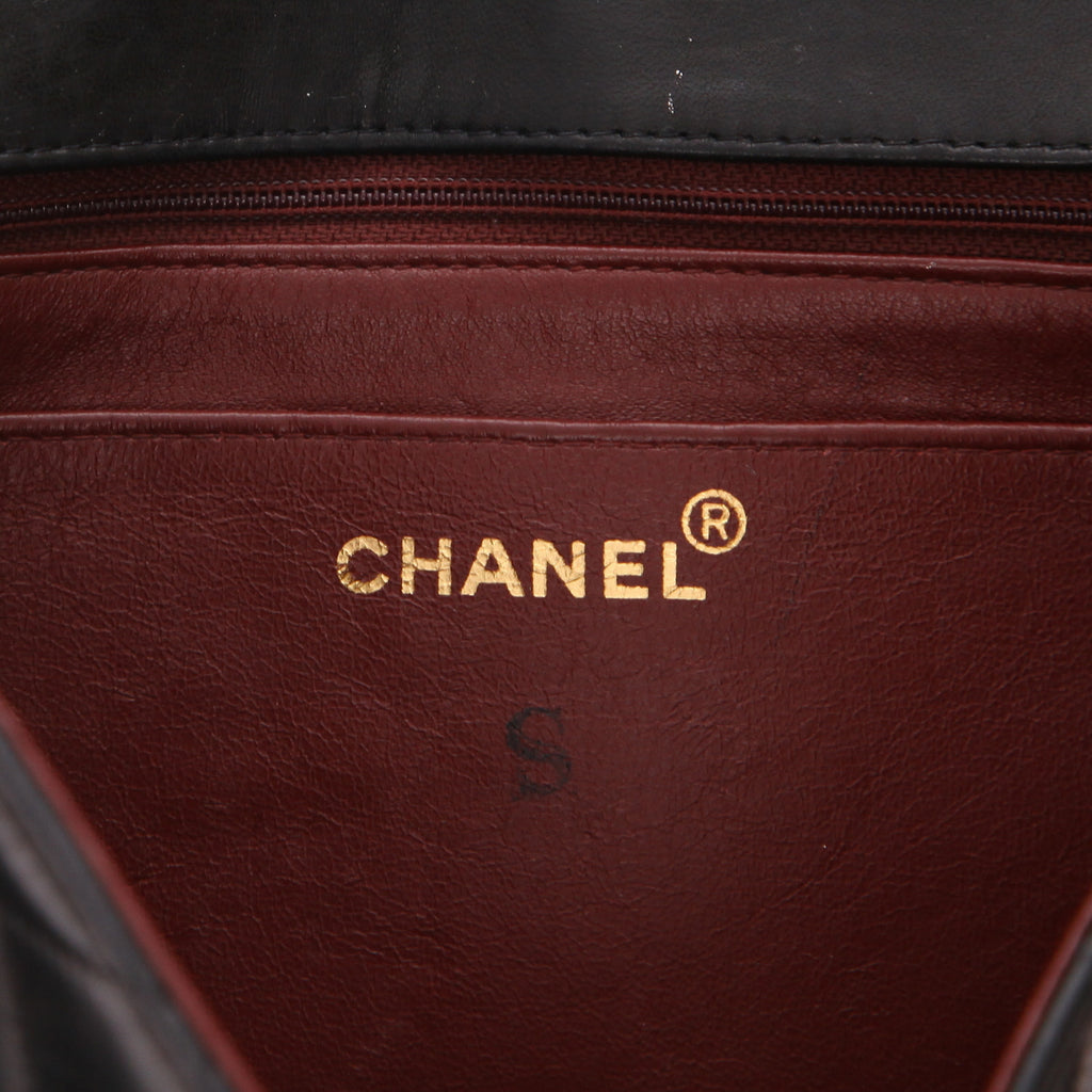 Chanel Diana shoulder bag in black quilted leather - DETAIL 2