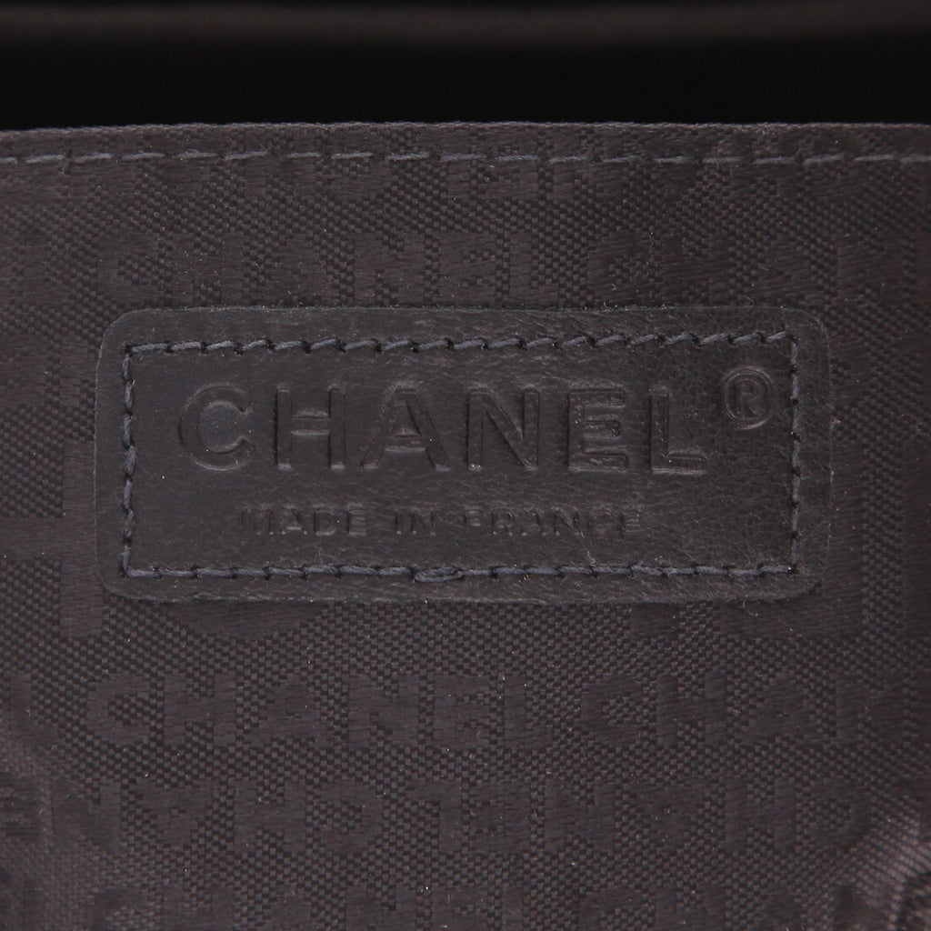 Chanel Editions Limitées clutch in black patent quilted leather and black leather - DETAIL 2