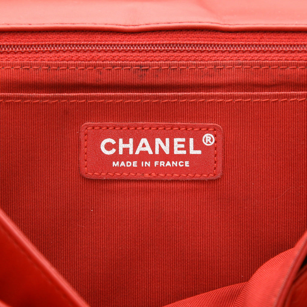 Chanel Editions Limitées shoulder bag in red chevron quilted leather - DETAIL 2