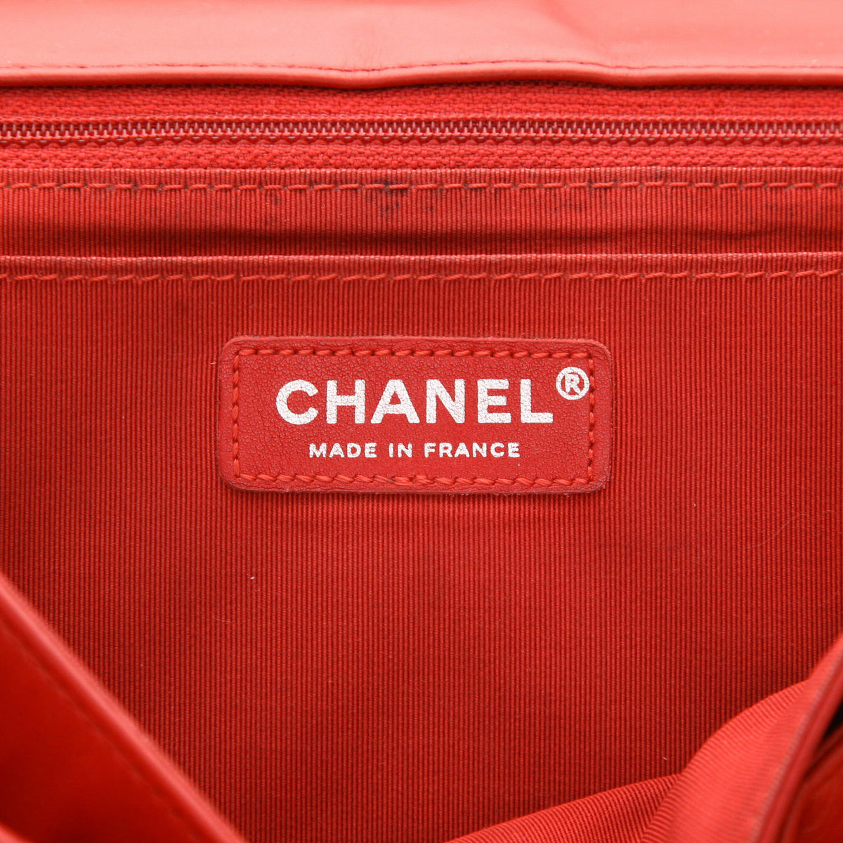 Chanel Editions Limitées shoulder bag in red chevron quilted leather - DETAIL 2