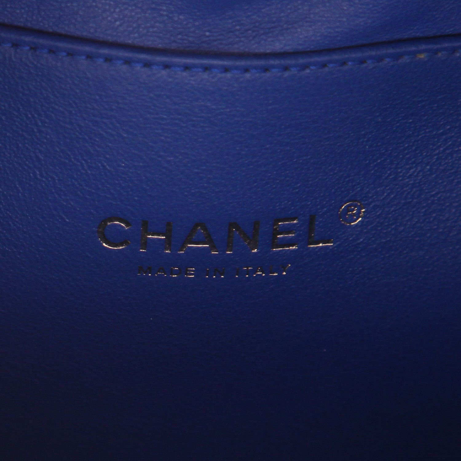 Chanel Filigree Vanity Case shoulder bag in blue, white and red quilted grained leather - DETAIL 2
