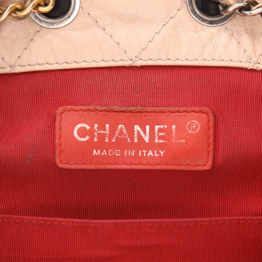 Chanel Gabrielle backpack in beige quilted leather and black leather - DETAIL 2