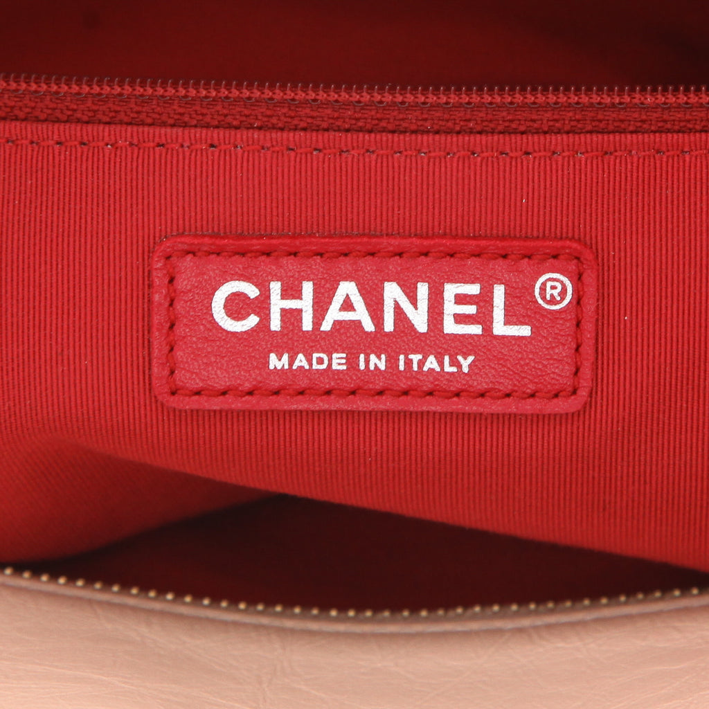 Chanel Gabrielle handbag in beige quilted leather and black leather - DETAIL 2