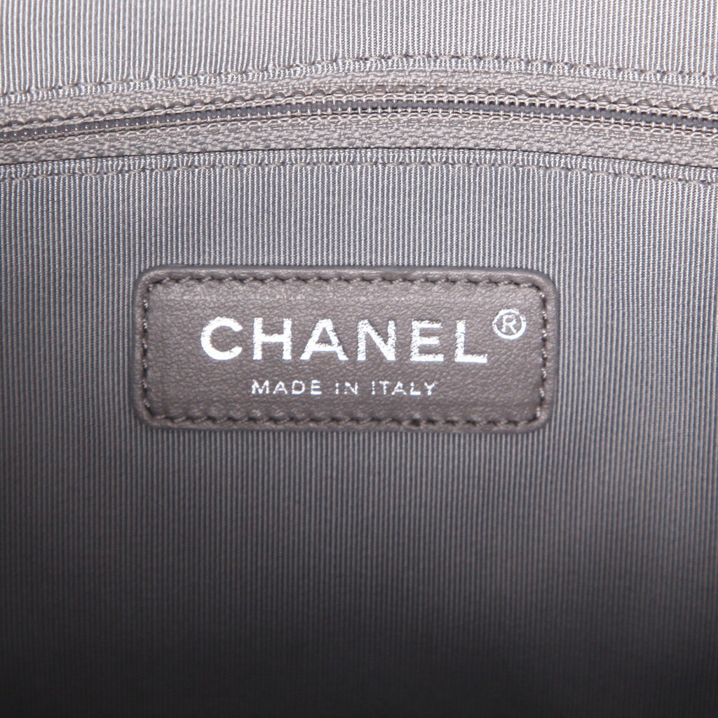 Chanel Gabrielle medium model shoulder bag in grey chevron quilted leather - DETAIL 2