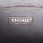 Chanel Gabrielle medium model shoulder bag in grey chevron quilted leather - DETAIL 2