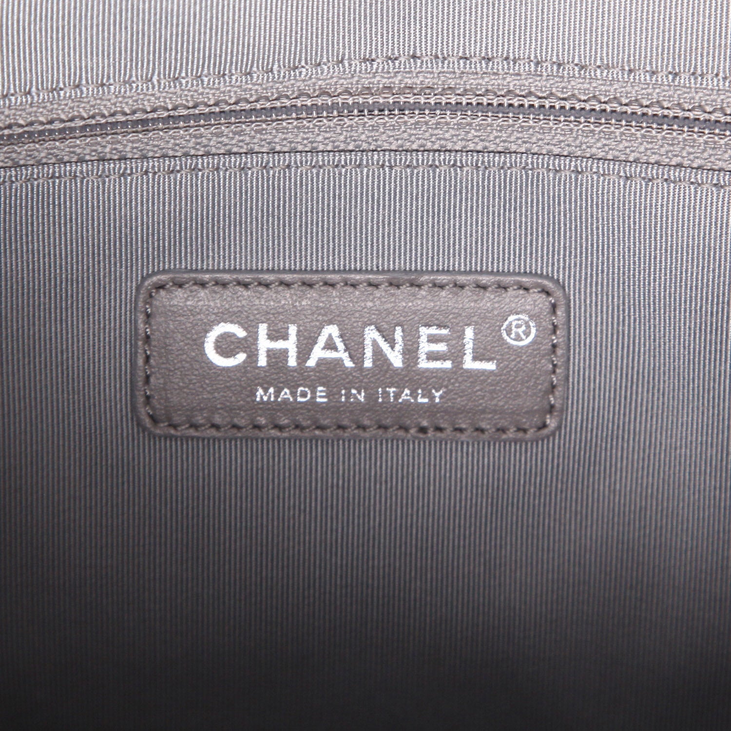 Chanel Gabrielle medium model shoulder bag in grey chevron quilted leather - DETAIL 2