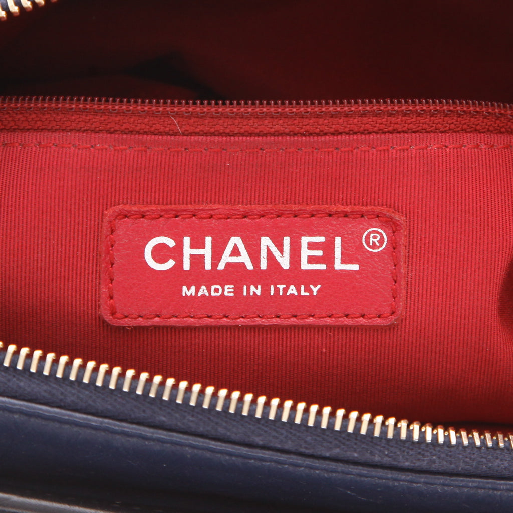 Chanel Gabrielle medium model shoulder bag in navy blue and black quilted leather - DETAIL 2