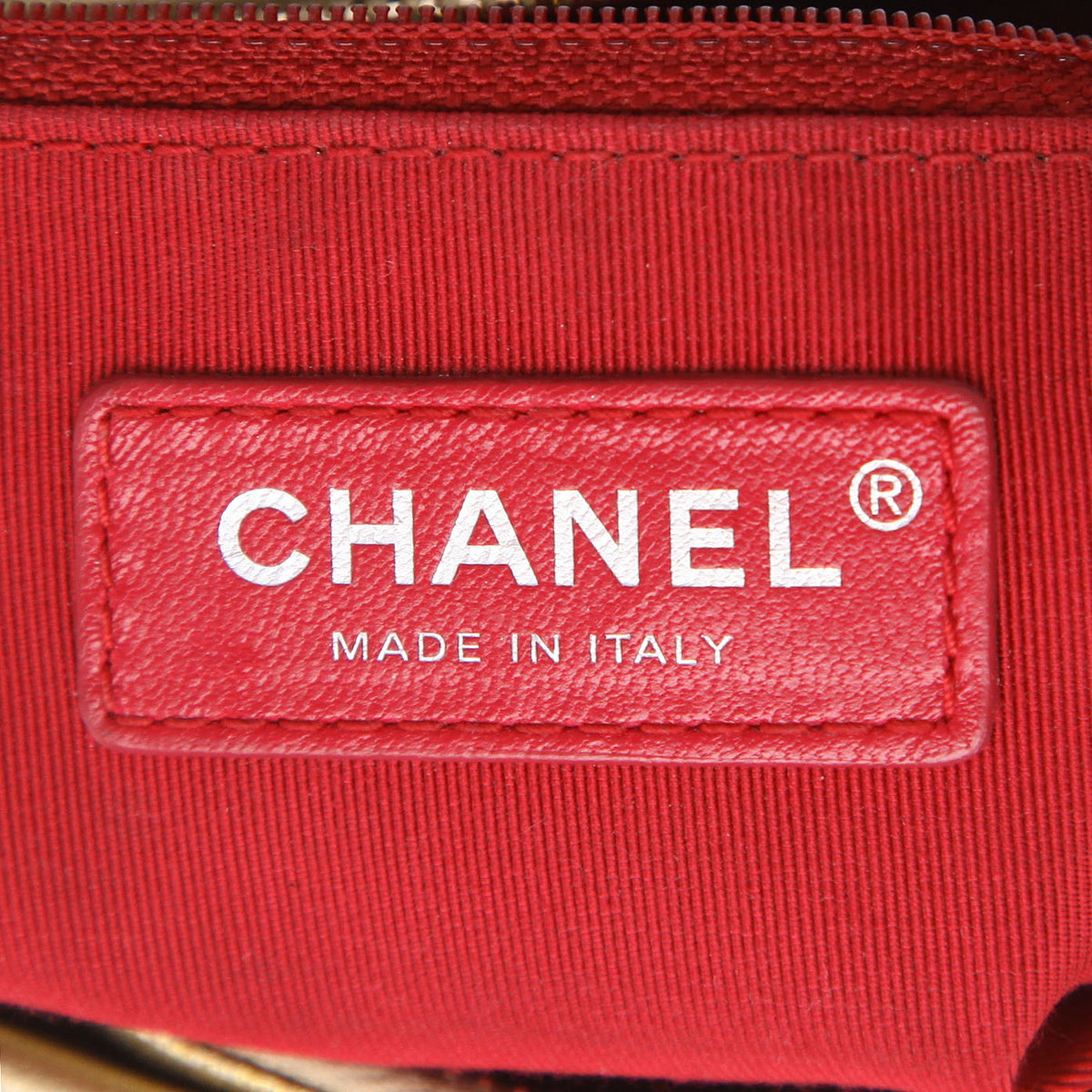 Chanel Gabrielle small model shoulder bag in gold quilted leather - DETAIL 2