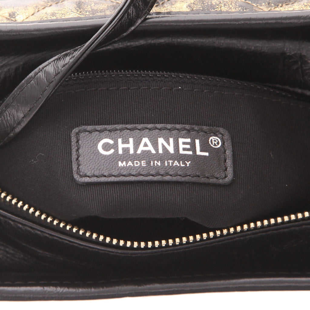 Chanel Gabrielle small shoulder bag in black and gold quilted leather and black leather - DETAIL 2