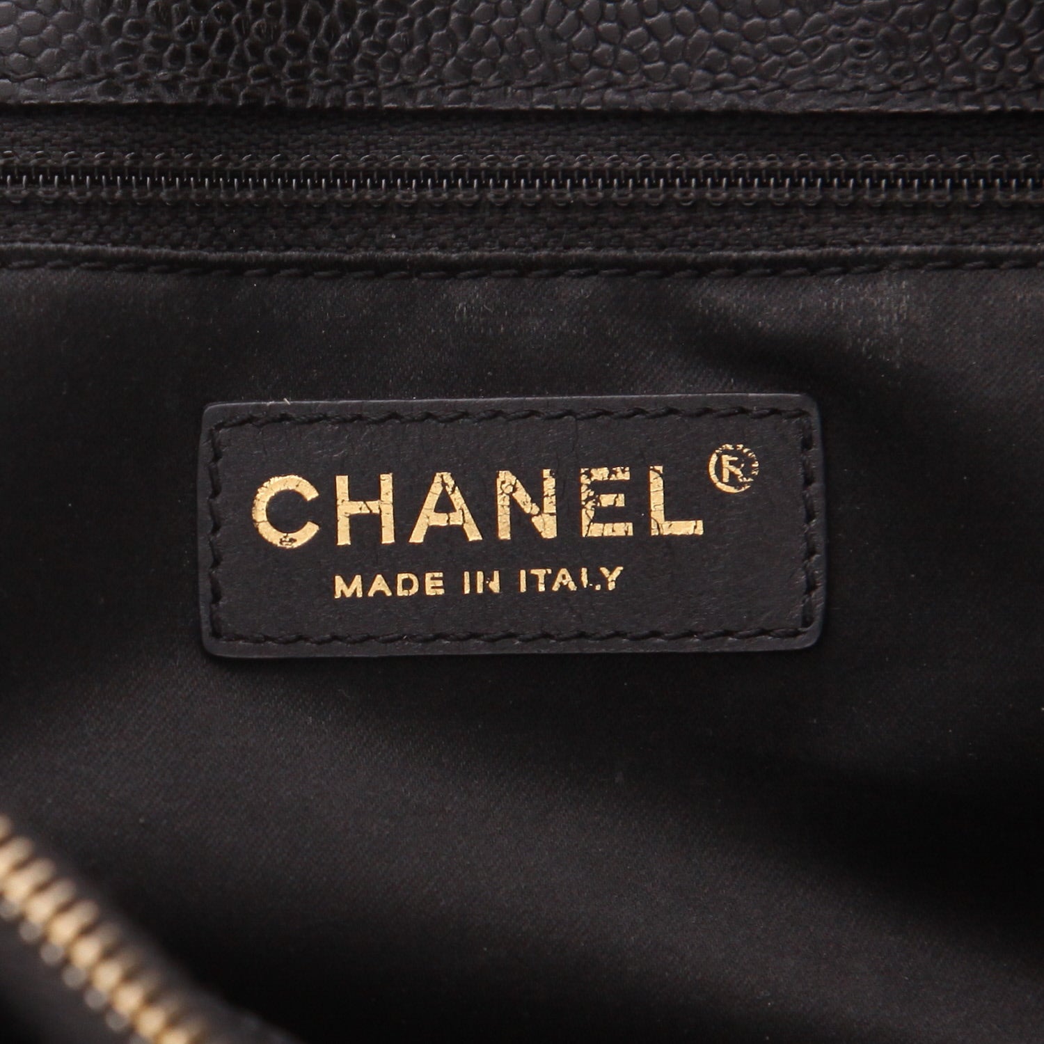 Chanel GST Shopping Tote Bag in Noir quilted grained leather - DETAIL 2