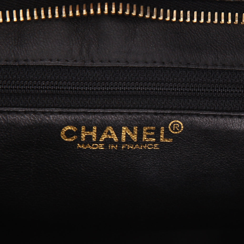 Chanel handbag Black grained leather medallion - DETAIL 2