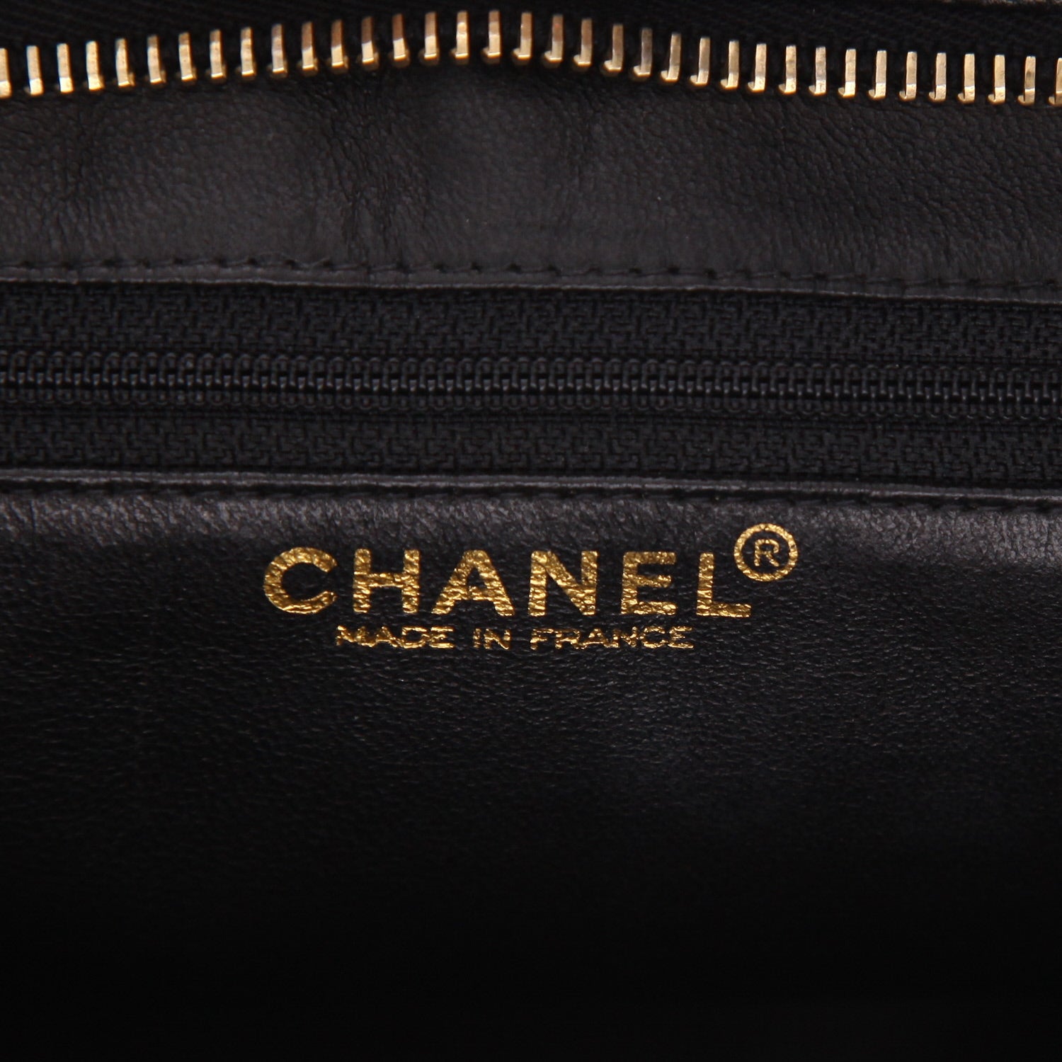 Chanel handbag Black grained leather medallion - DETAIL 2