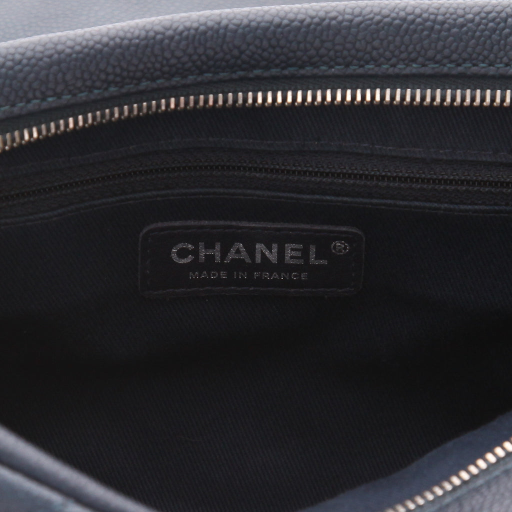 Chanel handbag Blue quilted grained leather flap bag - DETAIL 2