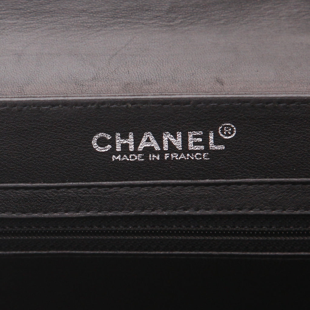 Chanel handbag in black patent leather - DETAIL 2