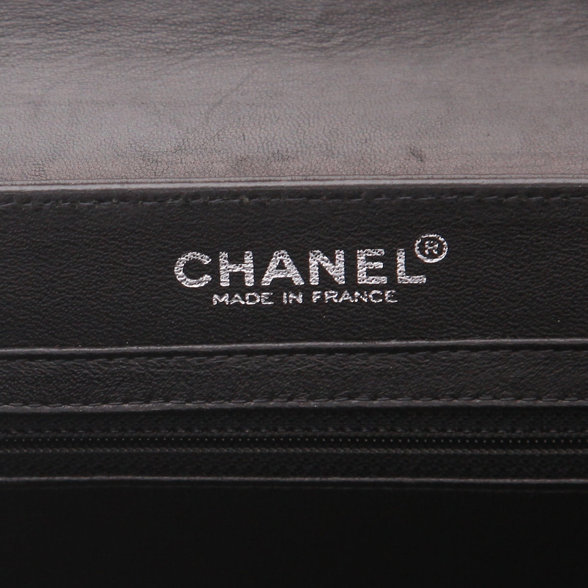 Chanel handbag in black patent leather - DETAIL 2