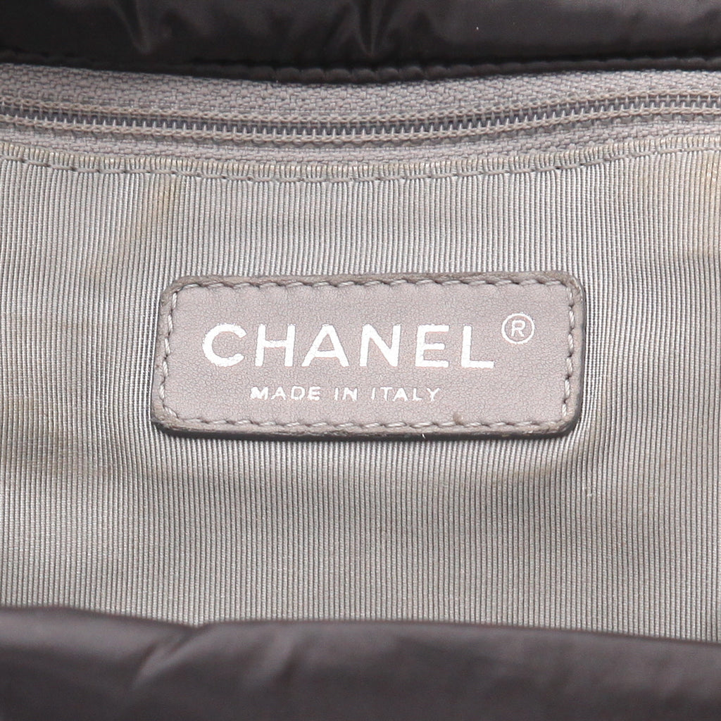 Chanel handbag in black quilted canvas - DETAIL 2