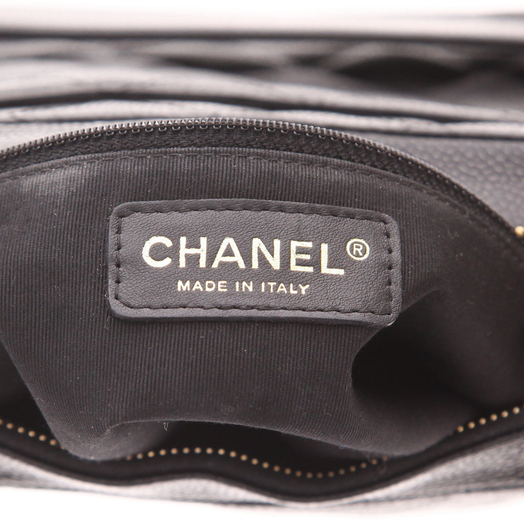 Chanel handbag in black quilted grained leather - DETAIL 2
