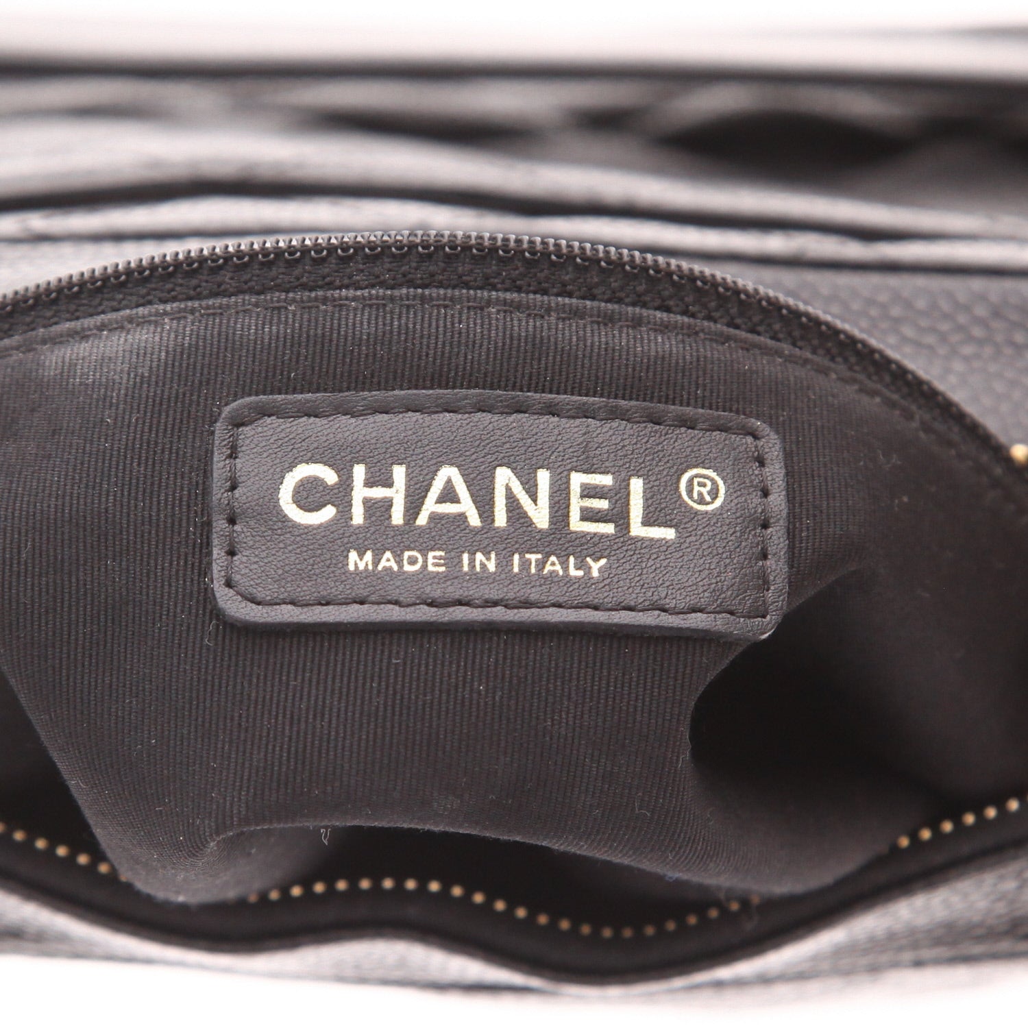 Chanel handbag in black quilted grained leather - DETAIL 2