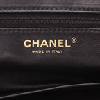 Chanel handbag in black quilted grained leather - DETAIL 2