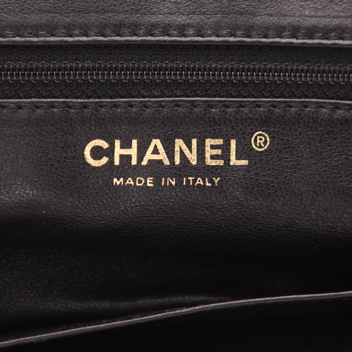 Chanel handbag in black quilted grained leather - DETAIL 2
