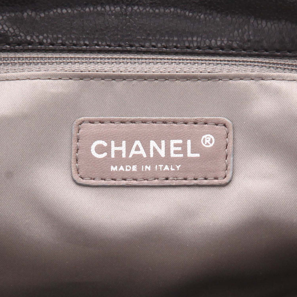 Chanel handbag in black quilted grained leather - DETAIL 2