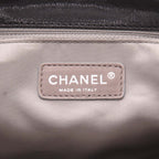 Chanel handbag in black quilted grained leather - DETAIL 2