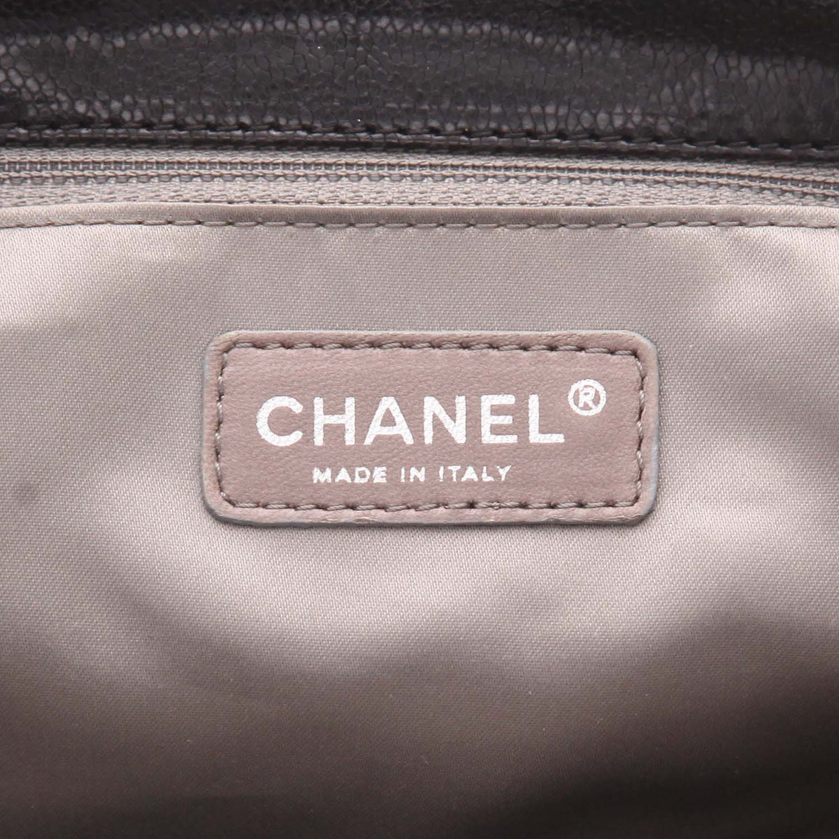 Chanel handbag in black quilted grained leather - DETAIL 2