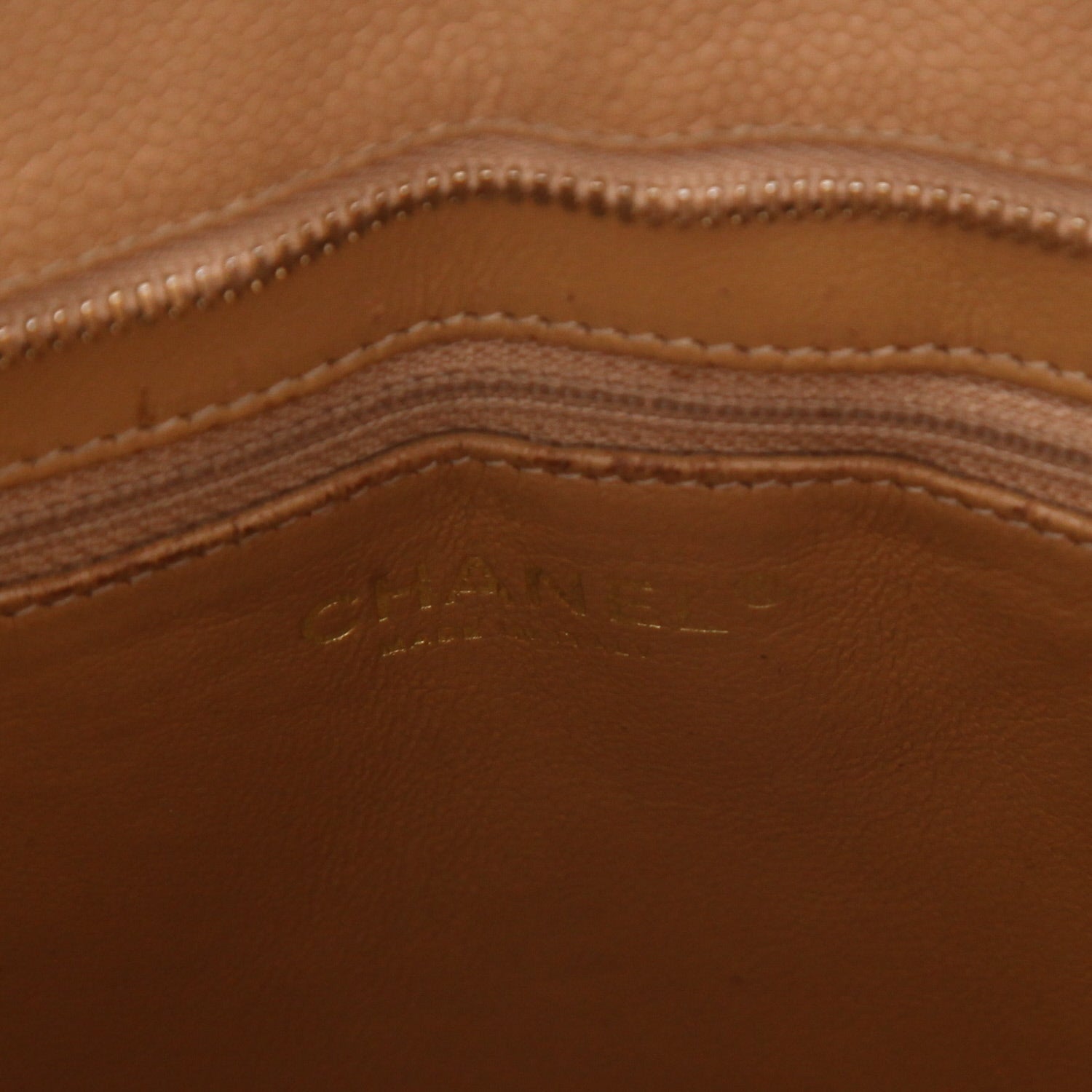 Chanel Medaillon handbag in beige quilted grained leather - DETAIL 2