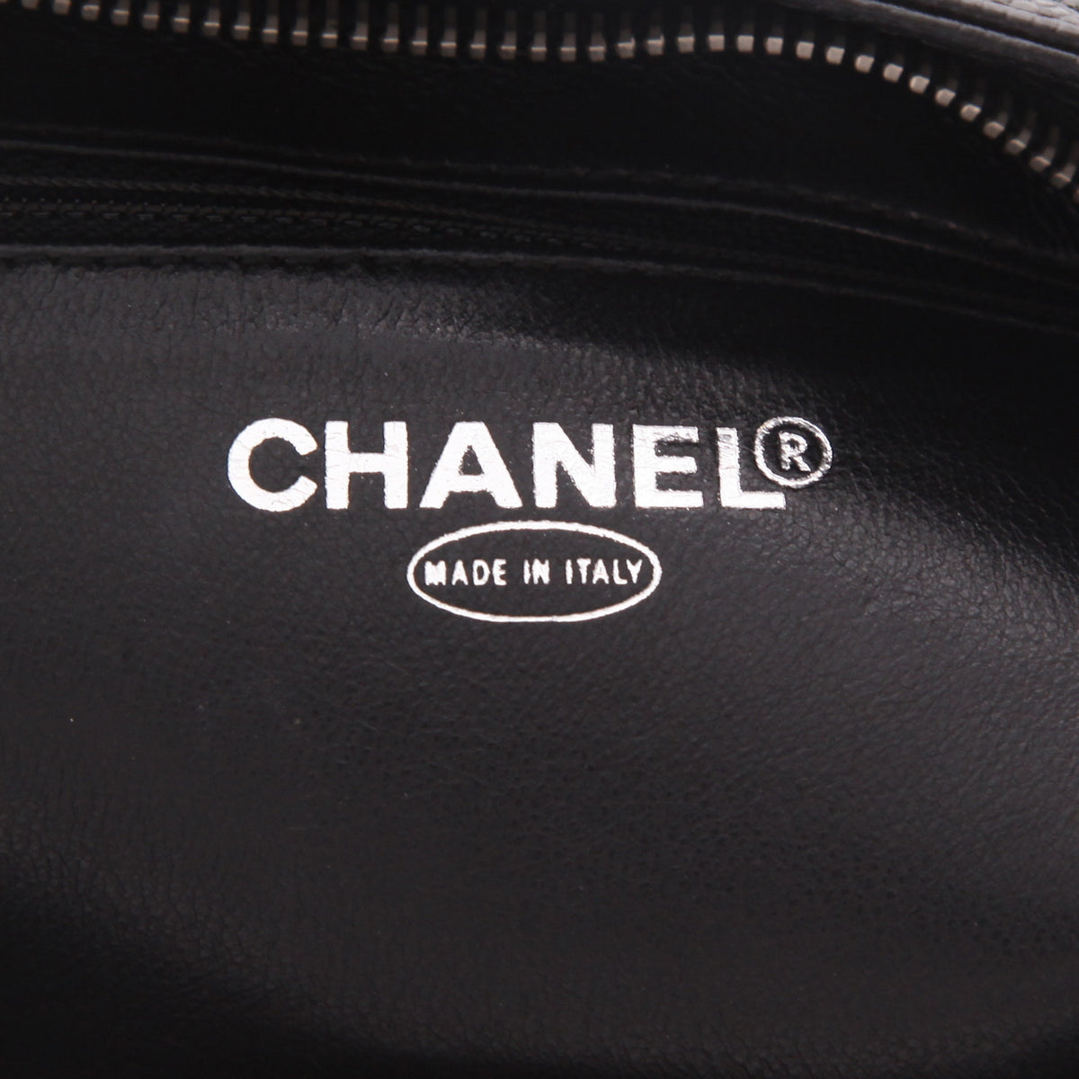 Chanel Medaillon handbag in black quilted grained leather - DETAIL 2