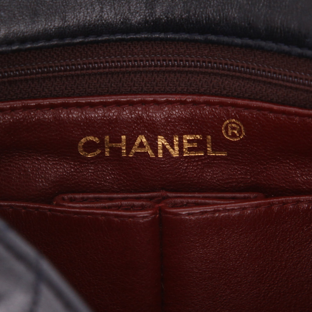 Chanel Mini Timeless shoulder bag in black quilted leather - DETAIL 2