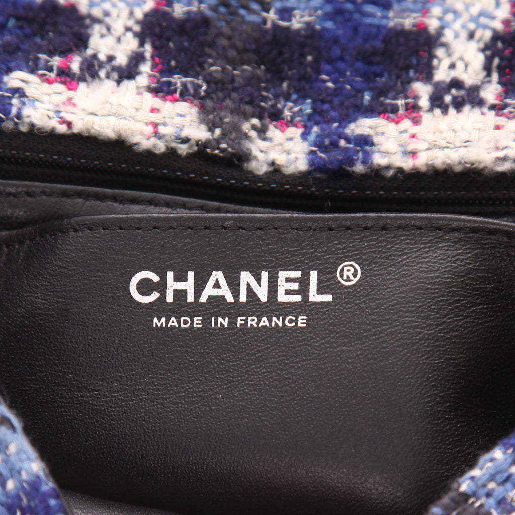 Chanel Mini Timeless shoulder bag in blue and white tweed - DETAIL 2