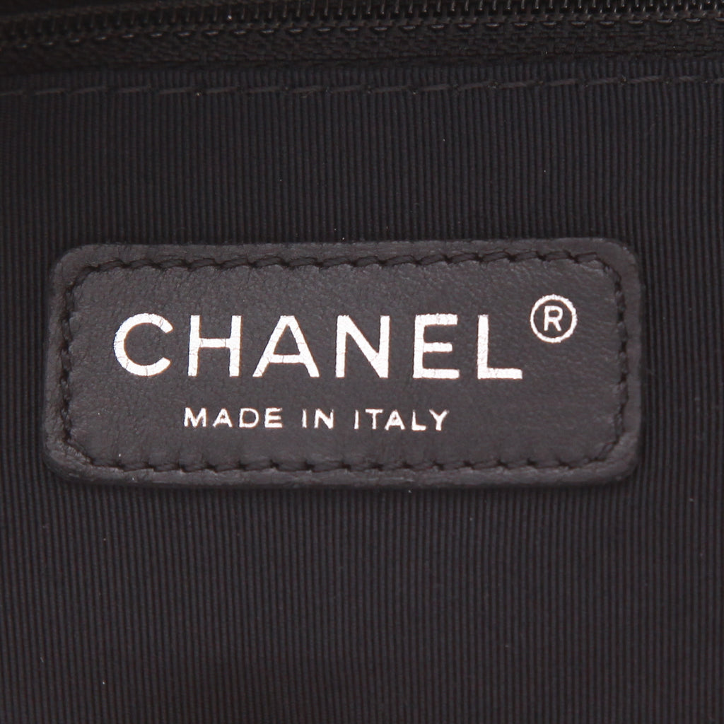 Chanel Petit Shopping handbag in white quilted leather - DETAIL 2