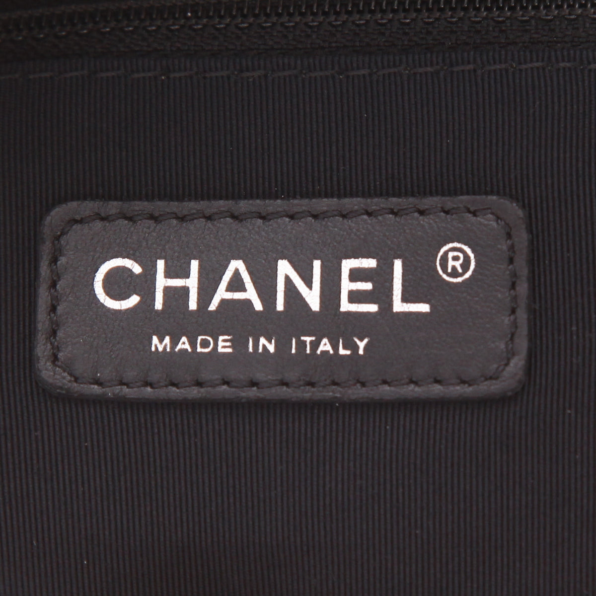 Chanel Petit Shopping handbag in white quilted leather - DETAIL 2