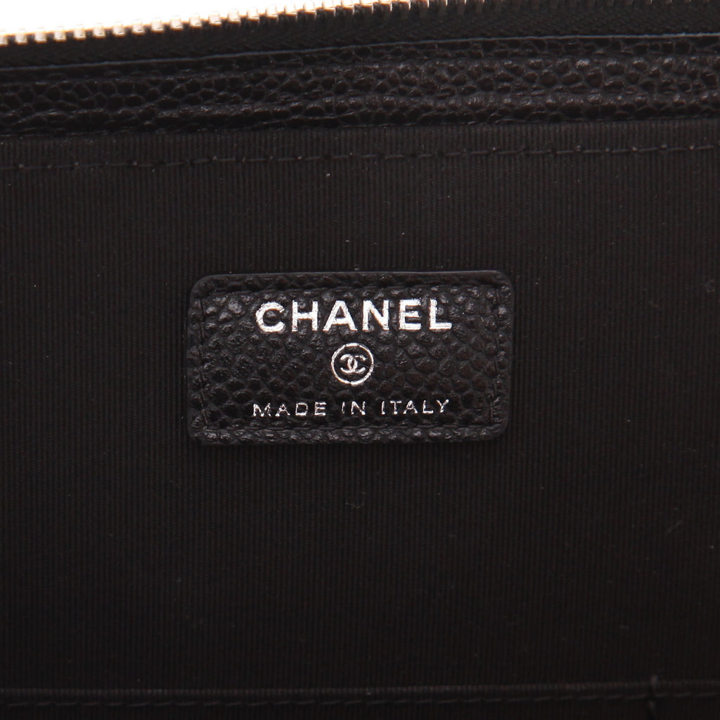 Chanel Pochette pouch in black quilted grained leather - DETAIL 2