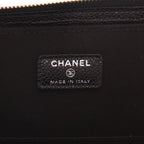 Chanel Pochette pouch in black quilted grained leather - DETAIL 2