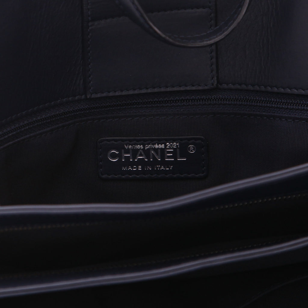 Chanel shopping bag in navy blue quilted leather - DETAIL 2