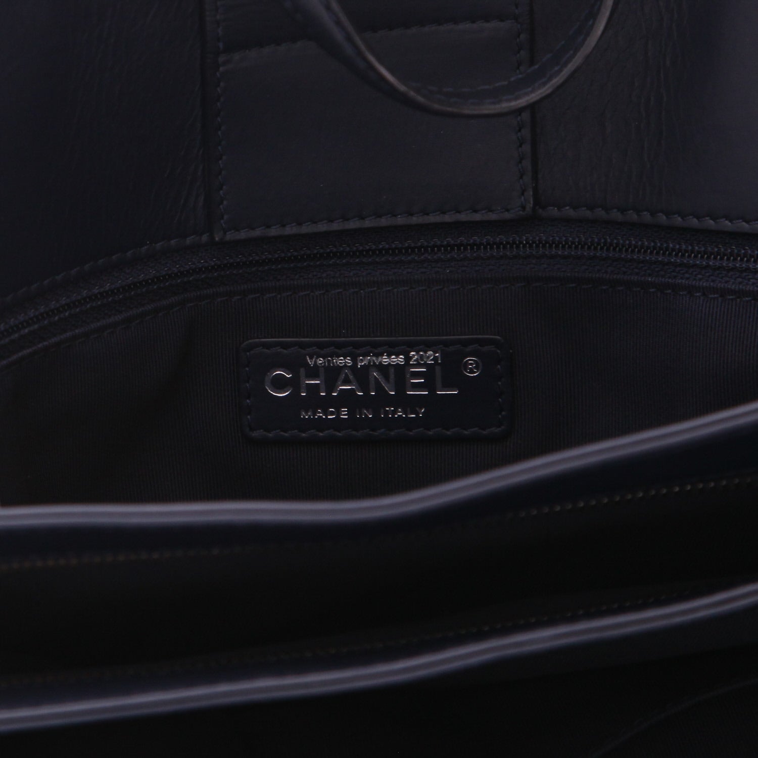 Chanel shopping bag in navy blue quilted leather - DETAIL 2