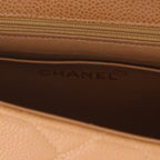 Chanel shoulder bag in beige quilted grained leather - DETAIL 2