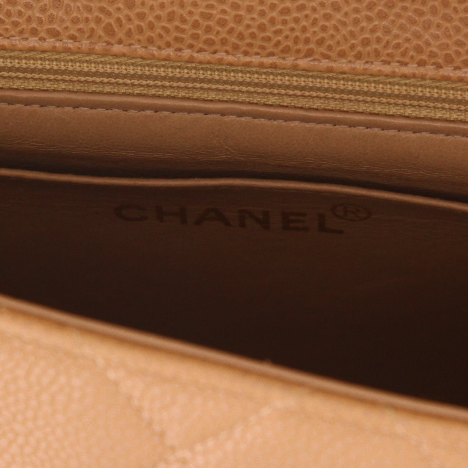 Chanel shoulder bag in beige quilted grained leather - DETAIL 2