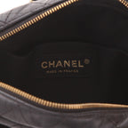 Chanel shoulder bag in black quilted grained leather - DETAIL 2