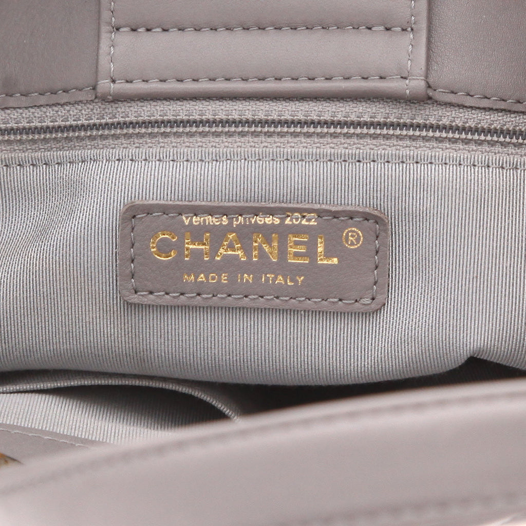 Chanel Statement Tote small model handbag in grey chevron quilted leather - DETAIL 2