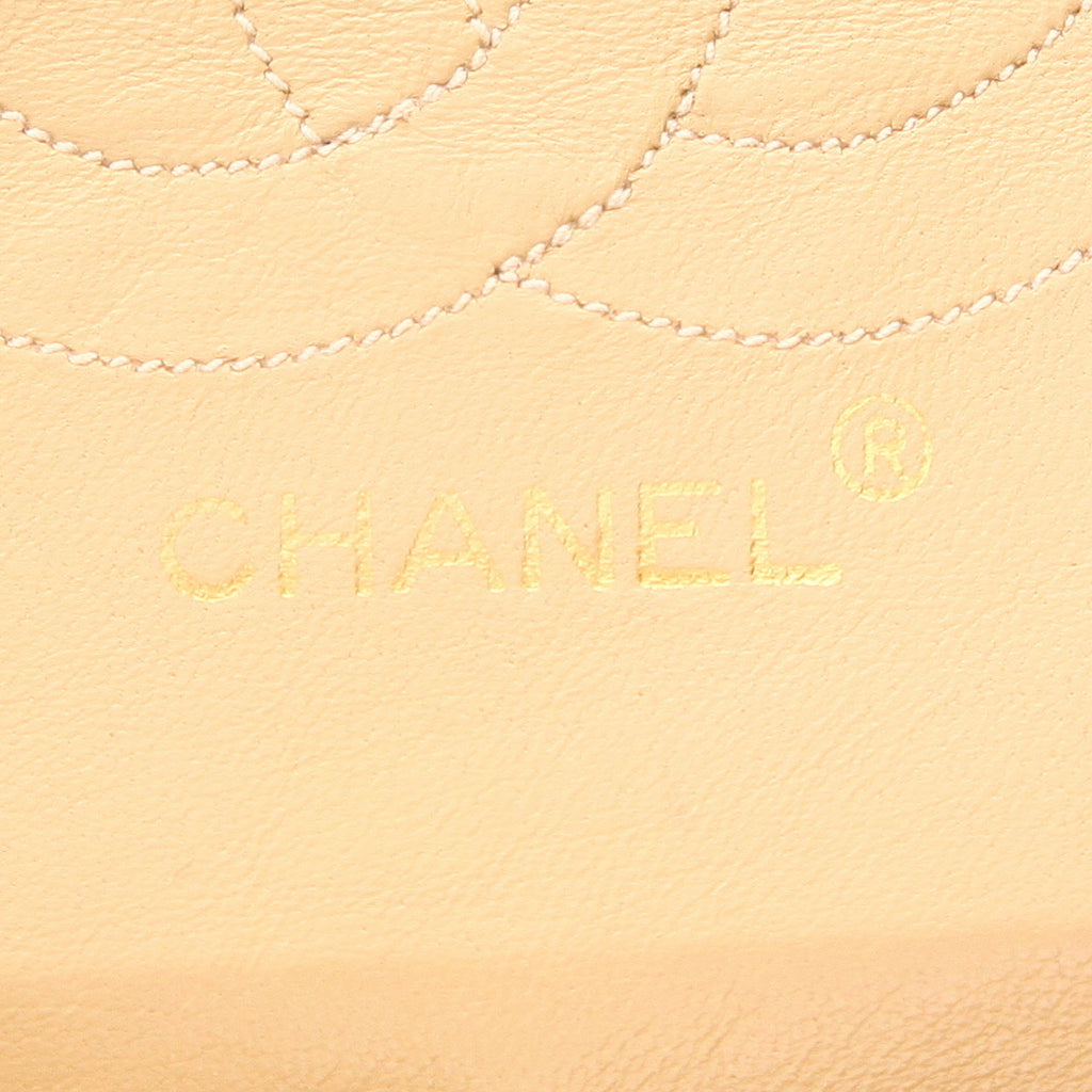 Chanel Timeless Classic handbag in beige quilted leather - DETAIL 2
