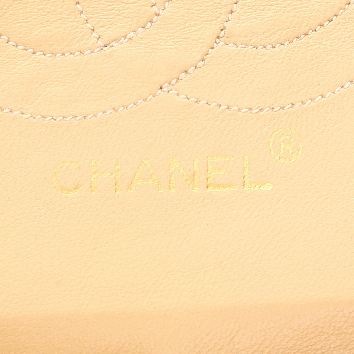 Chanel Timeless Classic handbag in beige quilted leather - DETAIL 2