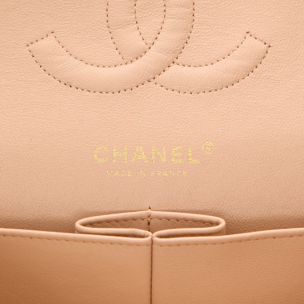 Chanel Timeless Classic handbag in beige quilted leather - DETAIL 2