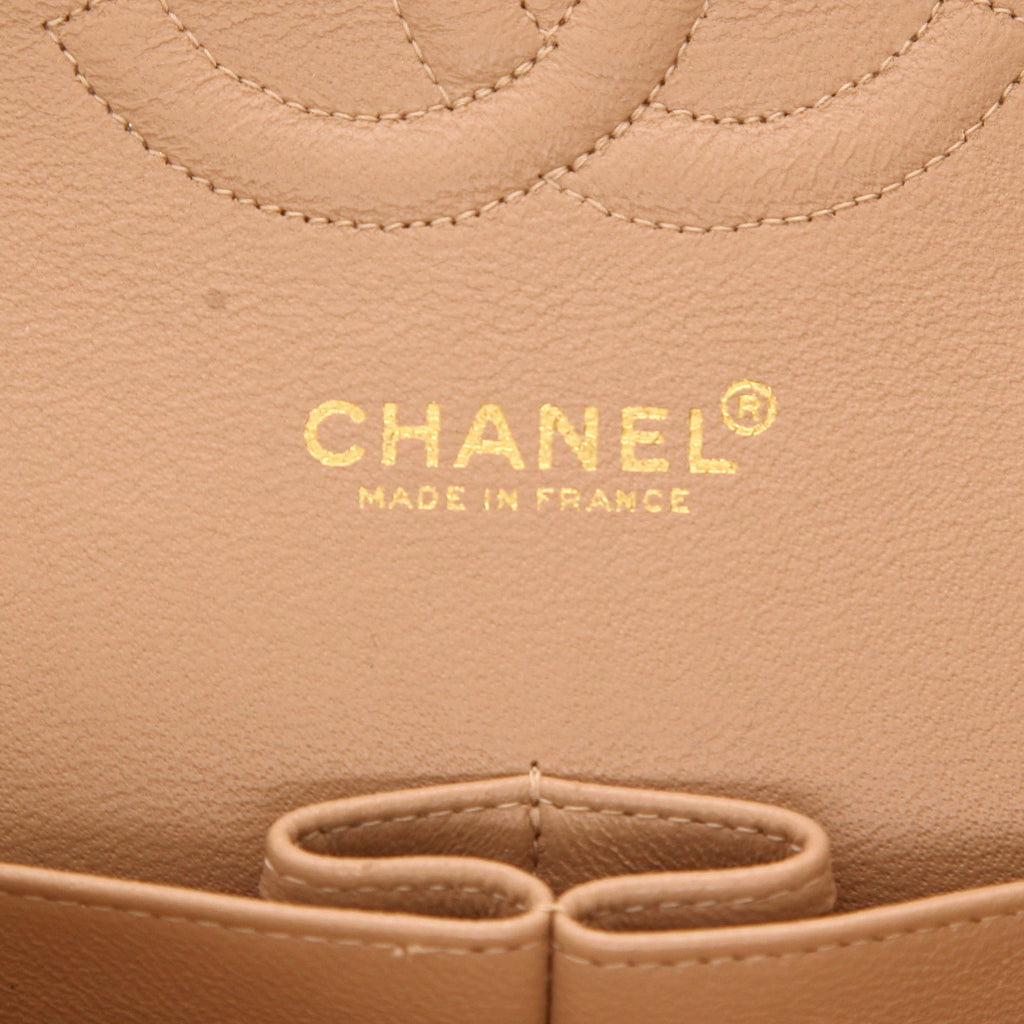 Chanel Timeless Classic handbag in beige quilted leather - DETAIL 2