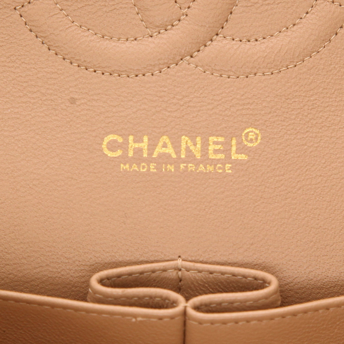 Chanel Timeless Classic handbag in beige quilted leather - DETAIL 2