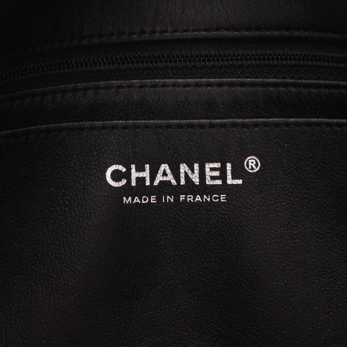 Chanel Timeless Classic handbag in black monogram leather - DETAIL 2