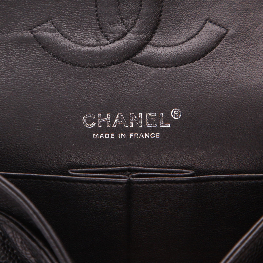 Chanel Timeless Classic handbag in black quilted grained leather - DETAIL 2